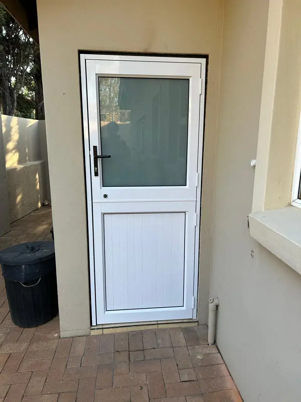Sliding aluminium door installation